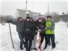 
9 класс на уборке снега у памятника